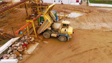 转储卡车倾销沙子输送机沙子排序过程矿业输送机
